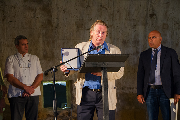 L'attore Tage Larsen ritira la targa conferita all'Odin Teatret